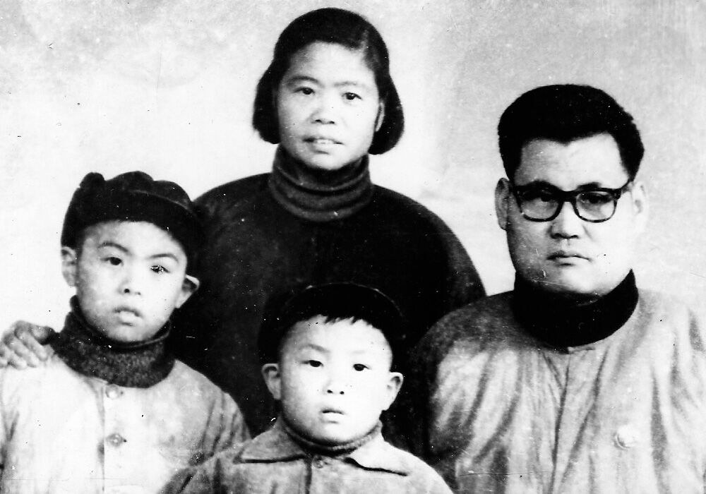 부모님과 형과 함께 찍은 가족사진